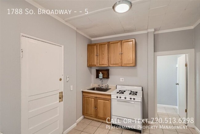 Building Photo - Perfect, Cozy on S Broadway Available for ...