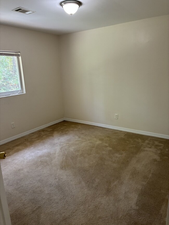 Building Photo - Beautiful 3/2 duplex