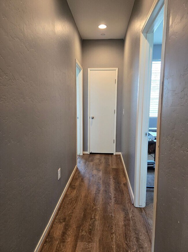 Building Photo - 4 BR 2 BA Availble Nov 18th