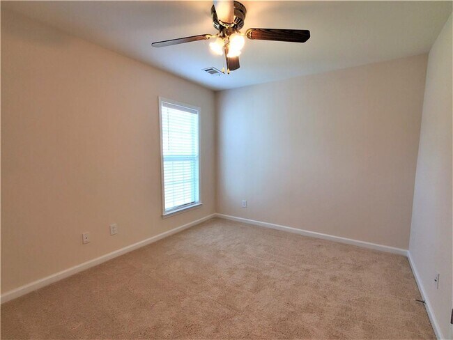 Building Photo - 545 Friars Head Dr NE