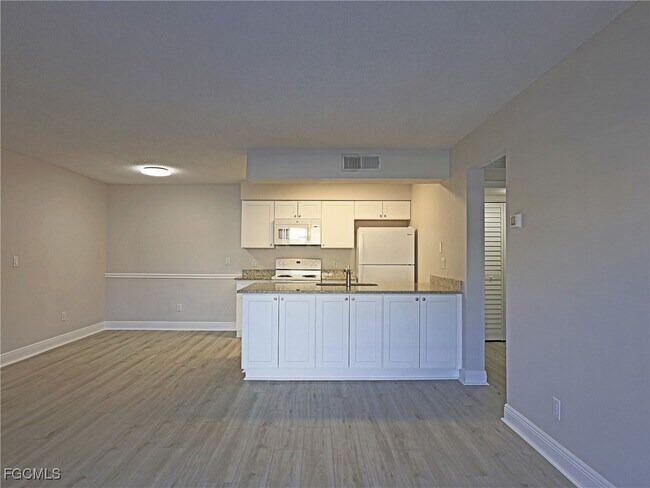 Building Photo - 5305 Summerlin Rd