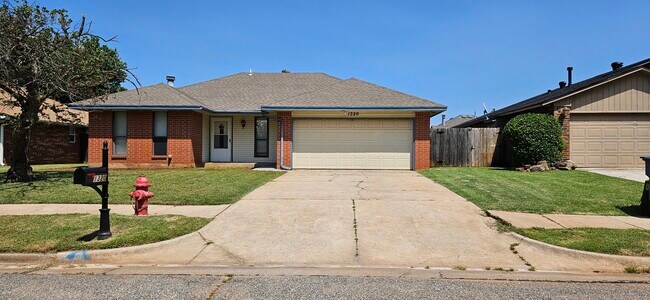 Building Photo - 1320 Greenfield Dr