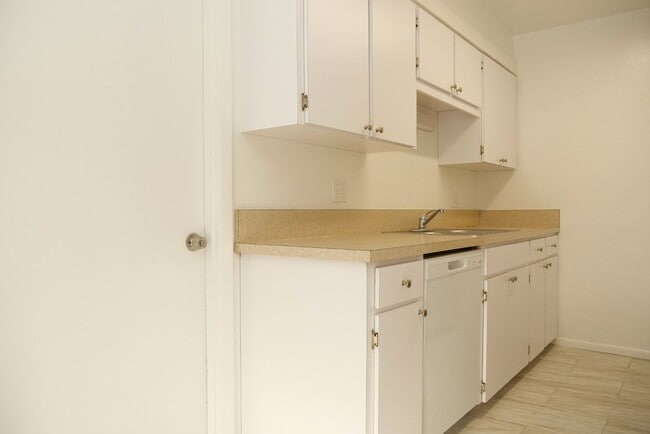 Building Photo - Spacious 2 Bedroom 2 Bath with Garage Avai...