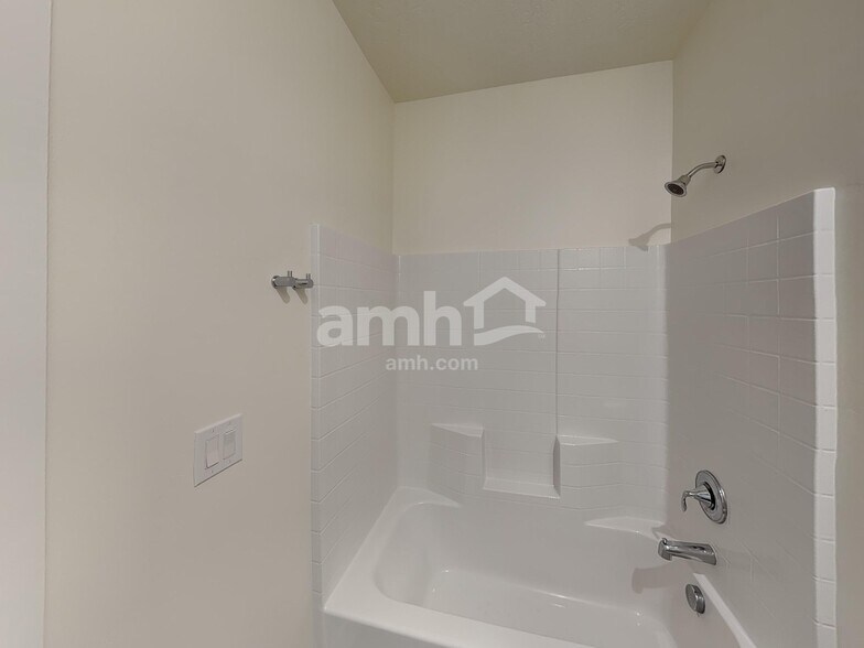 Building Photo - 9546 W Aviara St