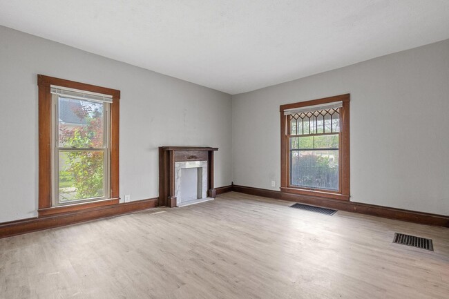Building Photo - Large 4 Bedroom Home