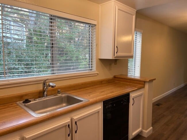 Building Photo - Wonderful lower level Condo with Laminate ...