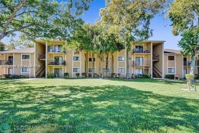 Building Photo - 200 Palm Cir W