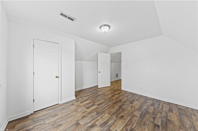 Building Photo - Move-In Special Available! Cape Cod Style Home!