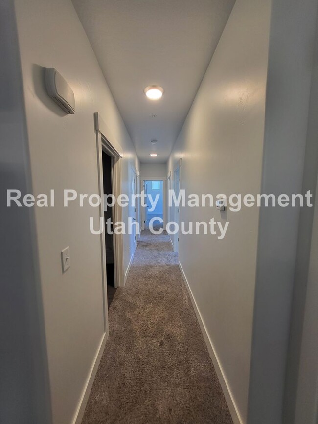 Building Photo - Small Pet Friendly Lehi Condo