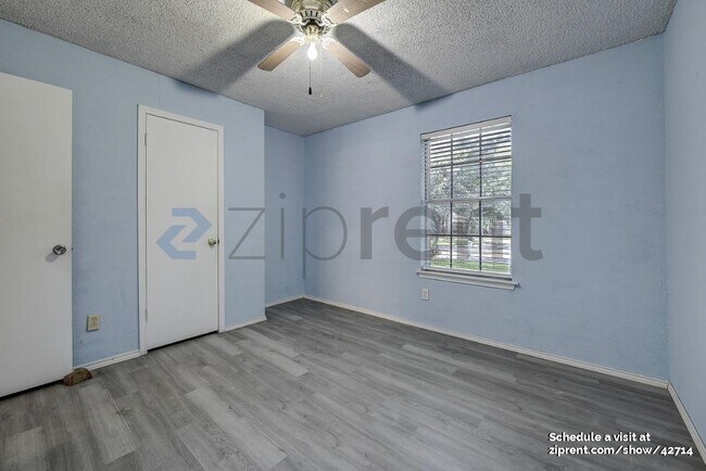 Building Photo - 400 Royal Field Dr