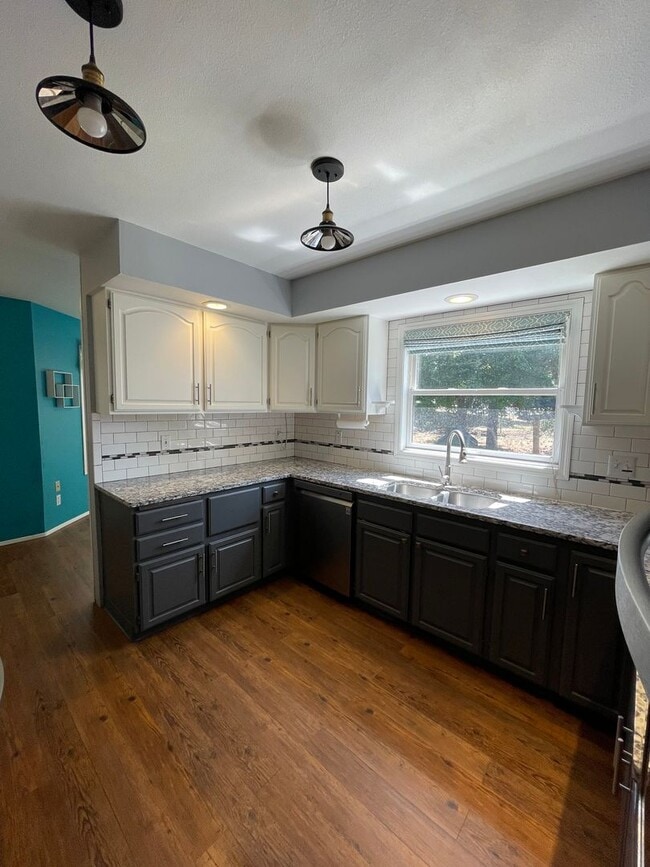 Building Photo - Beautiful 3 bed 2 bath - pets allowed! ***...