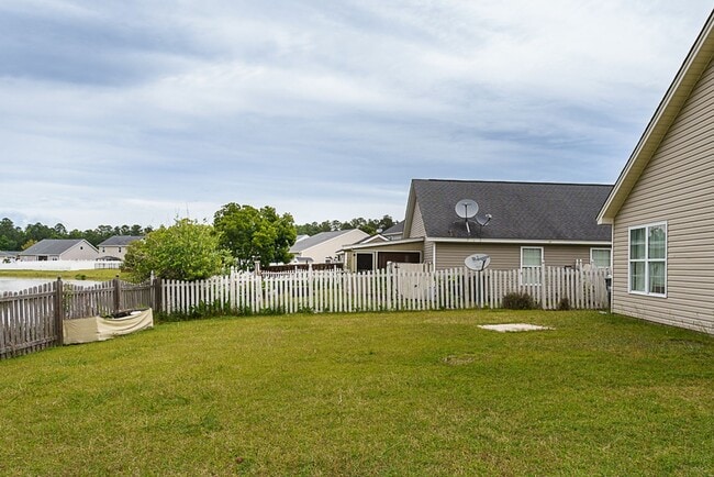 Building Photo - Three Bedroom Home in Hearthstone
