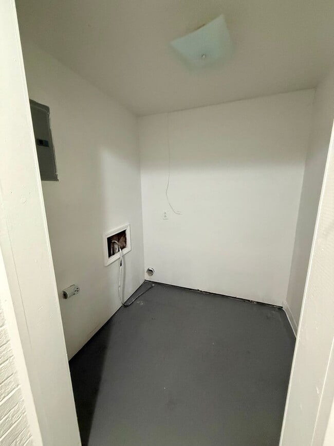 Building Photo - Three bedroom, 1 bath house in Burlington