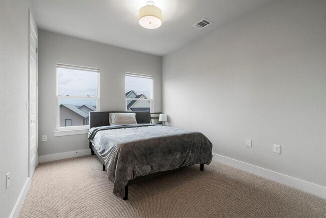 Building Photo - 6008 Florencia Ln