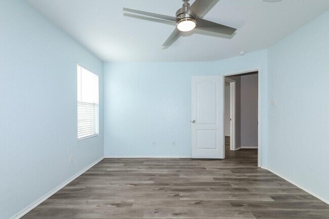 Building Photo - 302 Falling Pine Dr