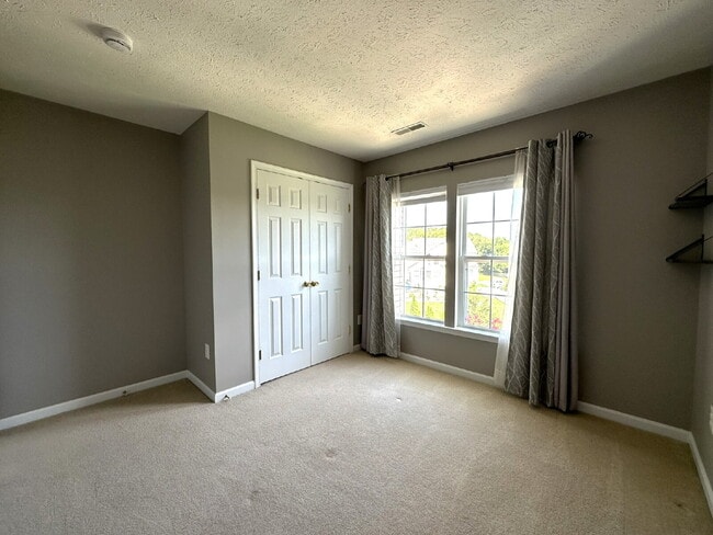 Building Photo - Gorgeous 6-Bedroom 3.5-Bath Colonial in Ma...