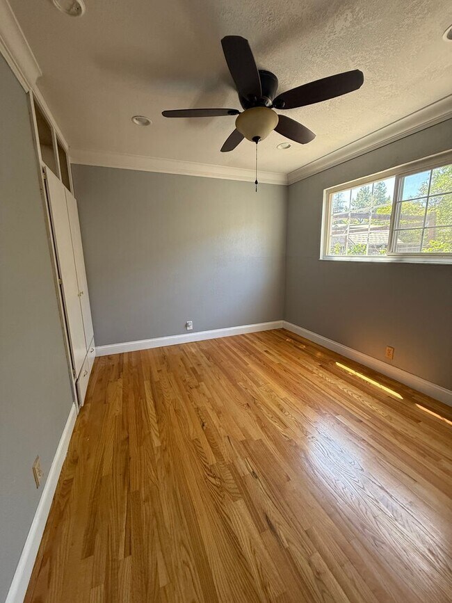 Building Photo - Single Family Home, 4 Bedroom 2 Bath Home ...