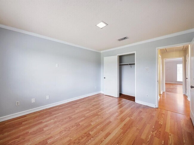Building Photo - 7700 Creekbend Dr
