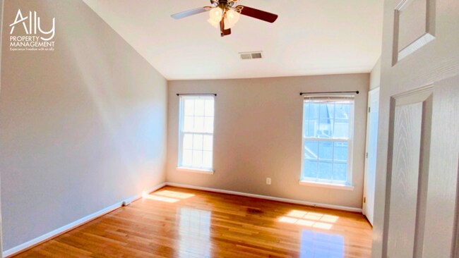 Building Photo - 908 Rainier Rd