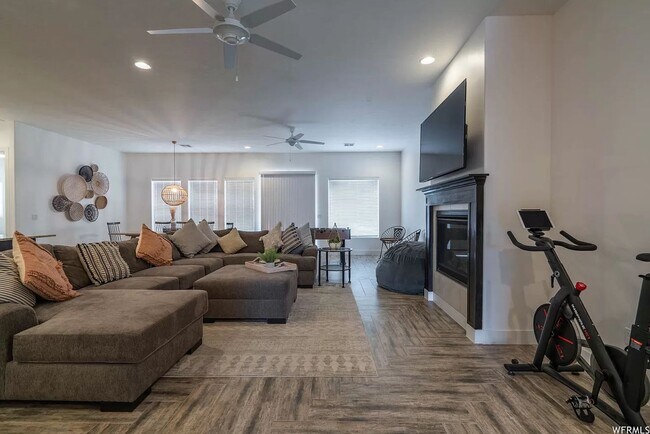 Building Photo - PETS ALLOWED!  Spacious & Modern 3-Bedroom Home for Rent Near Sand Hollow Reservoir