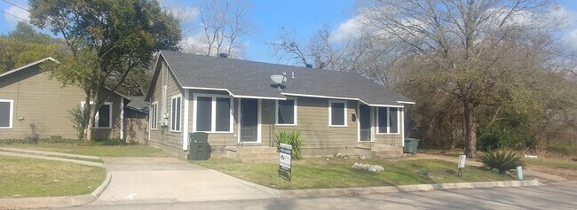 Building Photo - Bryan - 1 bedroom / 1 Bath / Fenced back yard Duplex