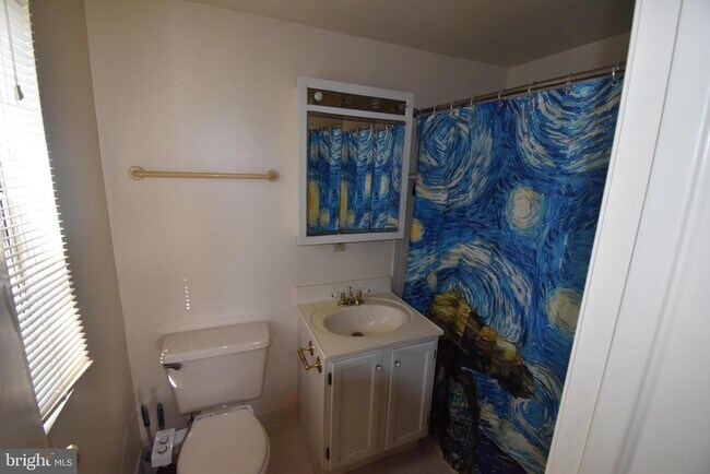 Building Photo - 1800 Queens Ln