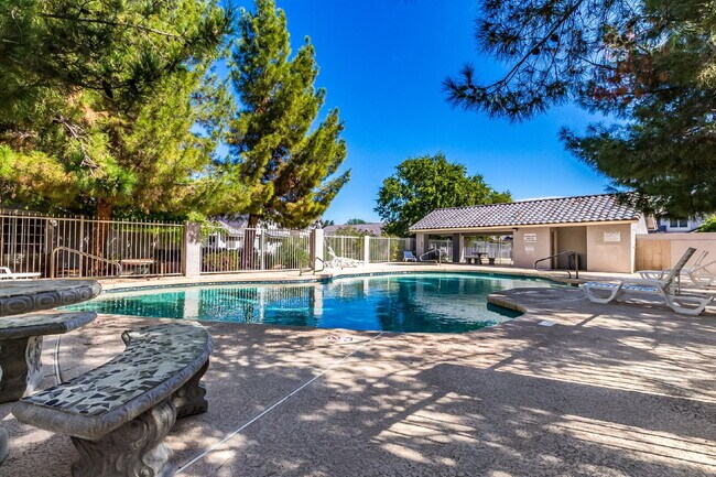 Building Photo - Welcome home to this charming 2-bedroom, 2-bath residence in the heart of Chandler!