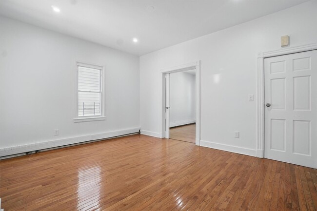 Building Photo - 419 S 7th Ave