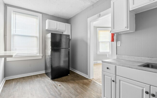 Building Photo - 1261 E 99th St