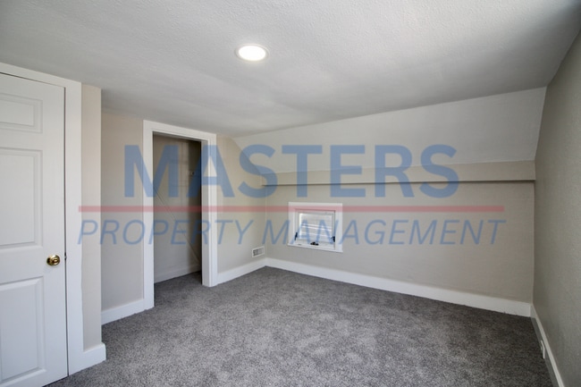 Building Photo - Three bedroom with 1 and a half bath tradi...