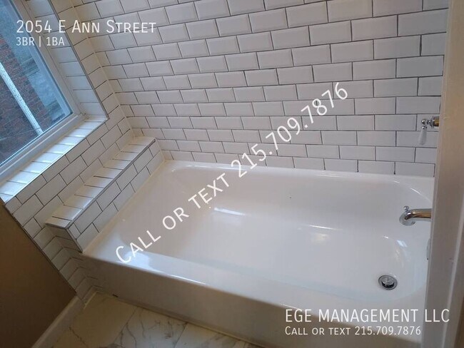 Building Photo - 2054 Ann St