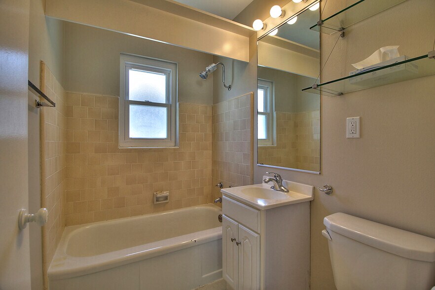 Building Photo - 884 Park Dr