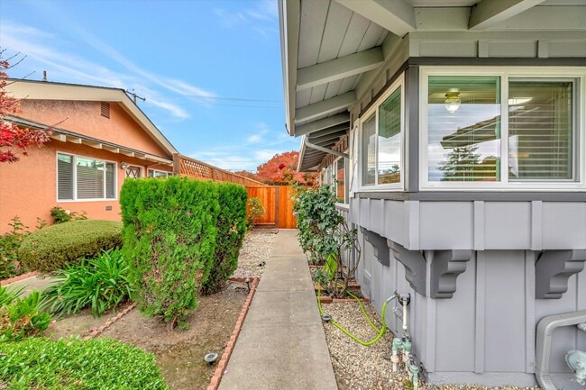 Building Photo - Duplex with 1.5 Bath and One Car Garage