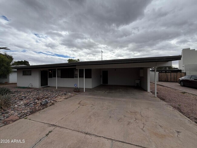 Building Photo - 717 E Granada Dr