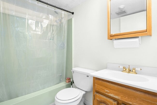 Building Photo - 318 Codman Hill Rd