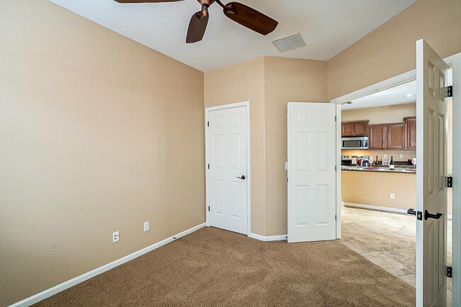 Building Photo - 15370 W Bloomfield Rd