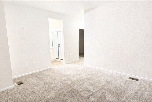 Building Photo - Long Realty & Property Management - 3 Bedroom Townhome in Aurora Highlands