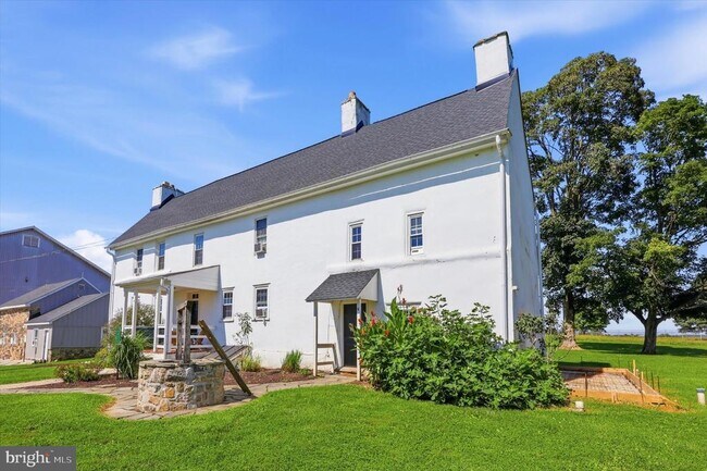 Building Photo - 395 Bishop Hollow Rd