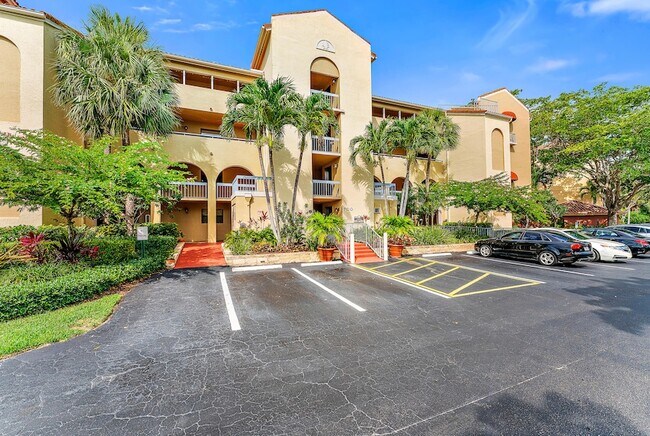 Building Photo - 700 Uno Lago Dr
