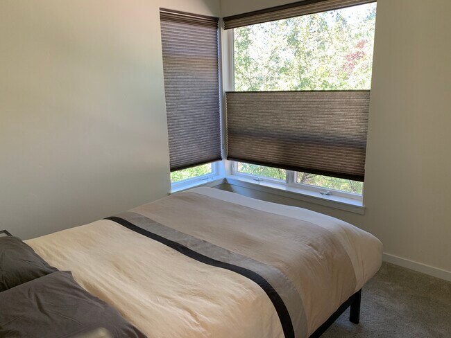 Building Photo - 2035 NW Eastes St