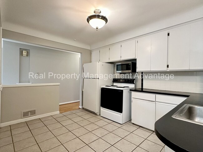 Building Photo - Mid-Century 3 Bed/2 Bath Ranch Near Downto...