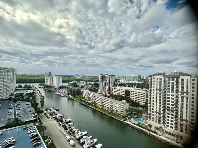 Building Photo - 100 Bayview Dr