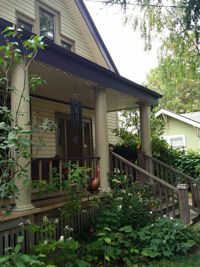 Main entrance - 555 N Simpson St