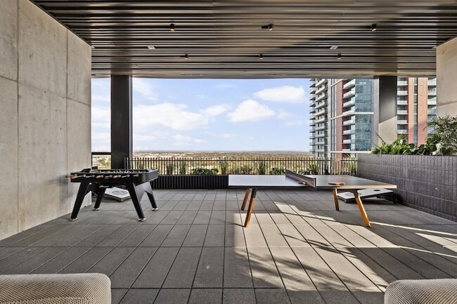 Building Photo - 610 Davis St