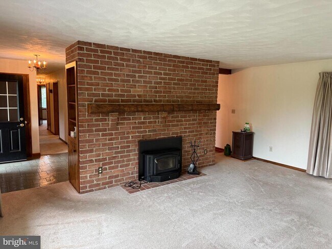 Building Photo - 5293 Roller Rd