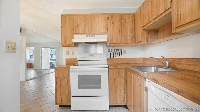 Building Photo - 505 Gardens Dr
