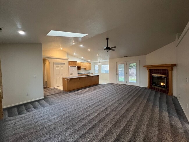Building Photo - Open Concept Living Close to Downtown Gran...