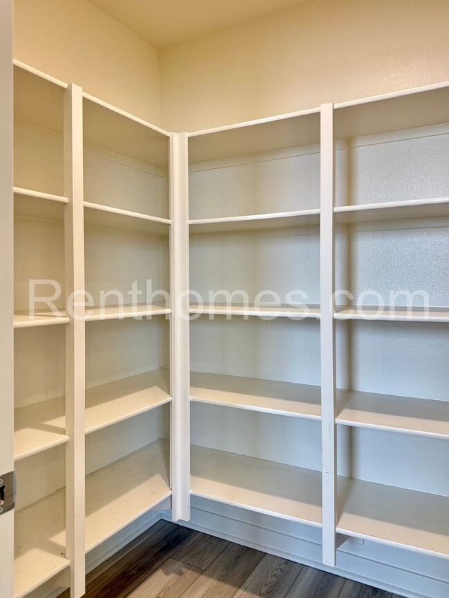 Building Photo - Otay Mesa, 5841 Seacliff Pl #95, LVP Flooring, Quartz Counters, 8 Solar Panels, AC, 2 Car Garage.