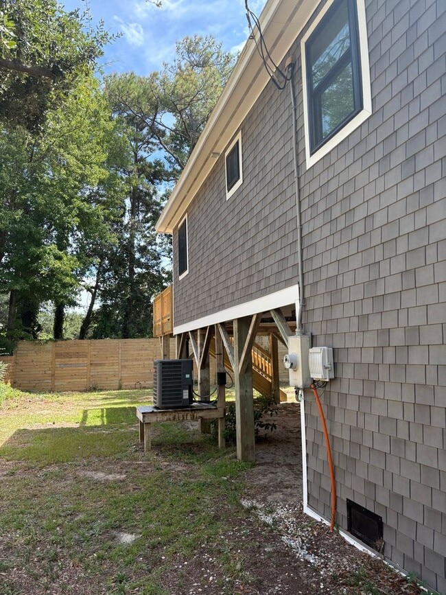 Building Photo - Available now for 12 month lease! 2150 per...