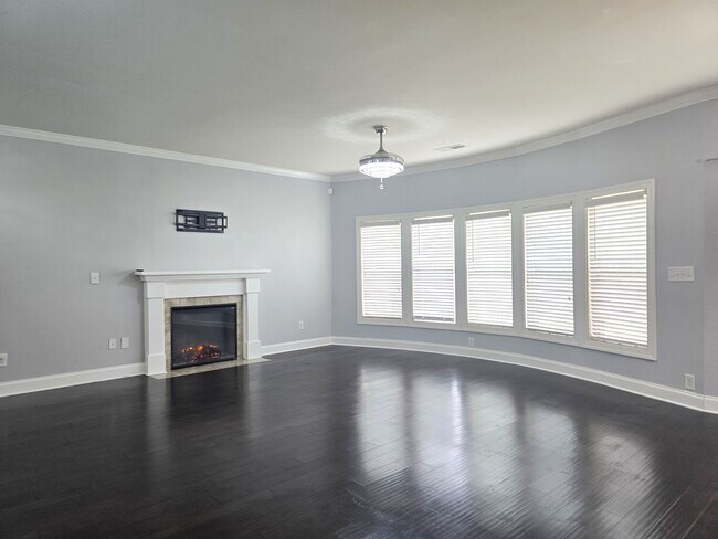 Building Photo - 8809 Crenshaw Dr